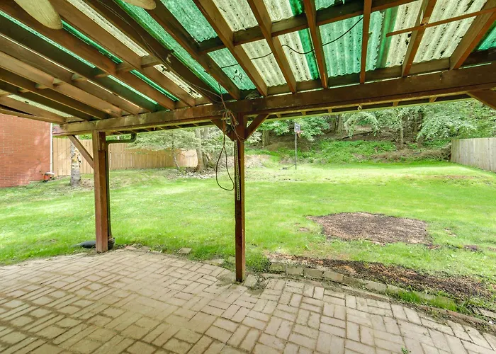 Penn Hills ~ 11 Mi To Holiday home